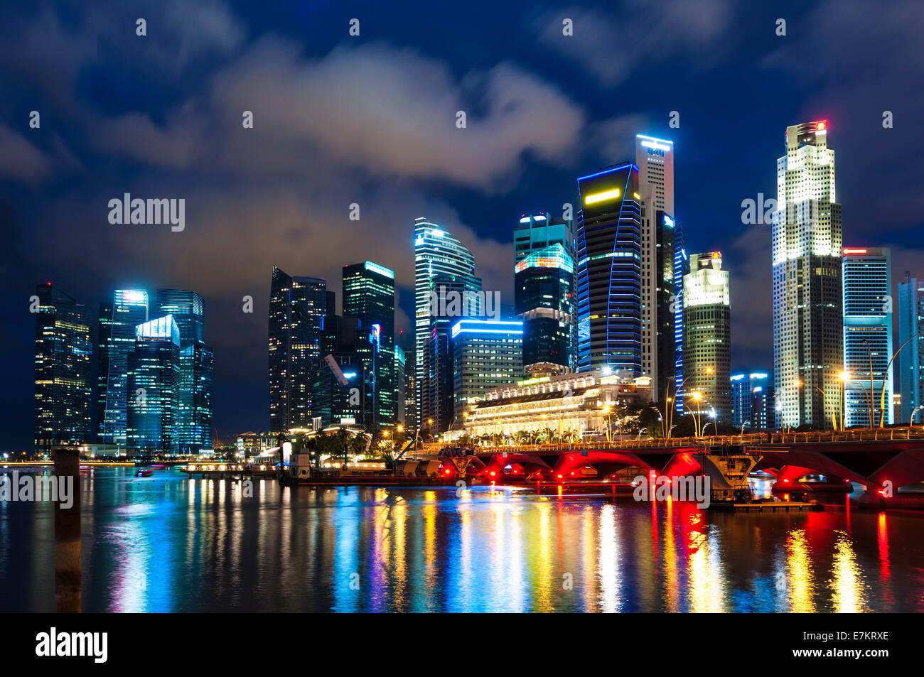 Die Skyline der Innenstadt von Singapur in der Nacht. Stockfoto