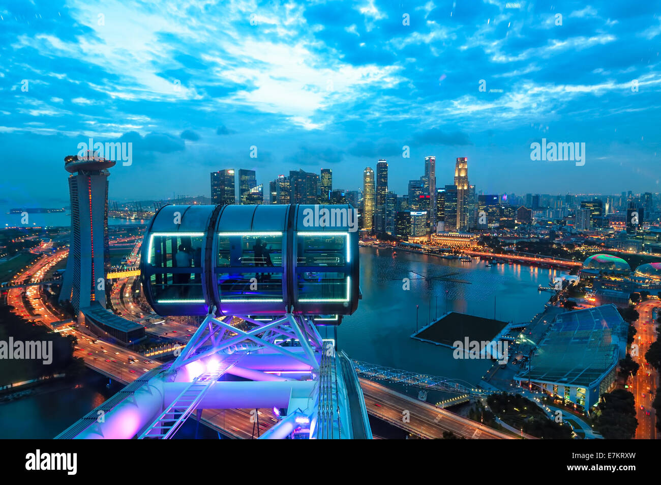 Blick auf Singapur bei Sonnenuntergang von der Singapore Flyer. Stockfoto