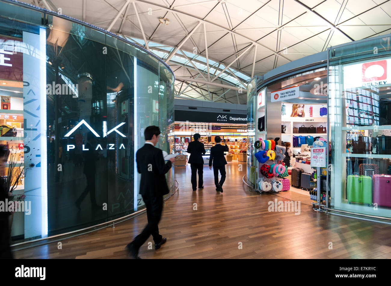 Reisende durchqueren den duty free Shops in Incheon Airport in Incheon, Südkorea. Stockfoto