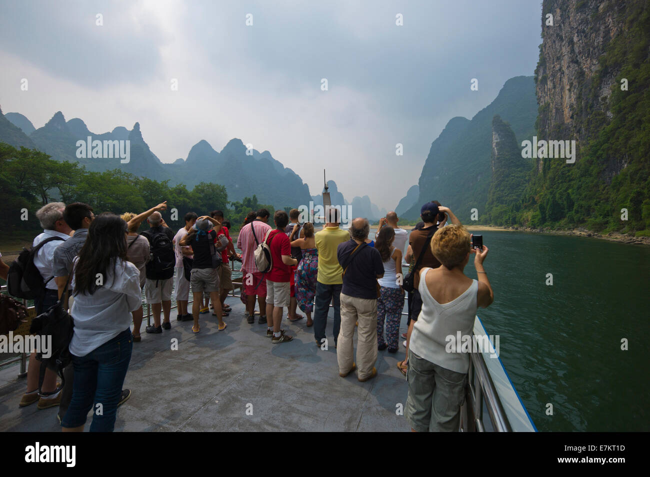 Touristen auf einem Li River Gorge Kreuzfahrt, China. Stockfoto