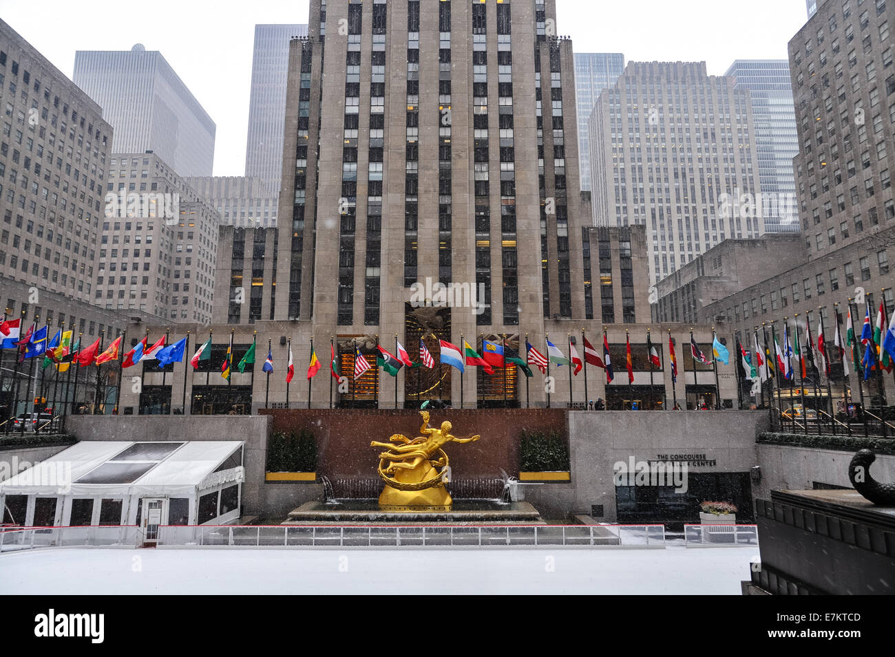 UNS, New York City. Das Rockefeller Center. Die Eislaufbahn außerhalb des GE-Gebäudes in Schneewetter. Stockfoto