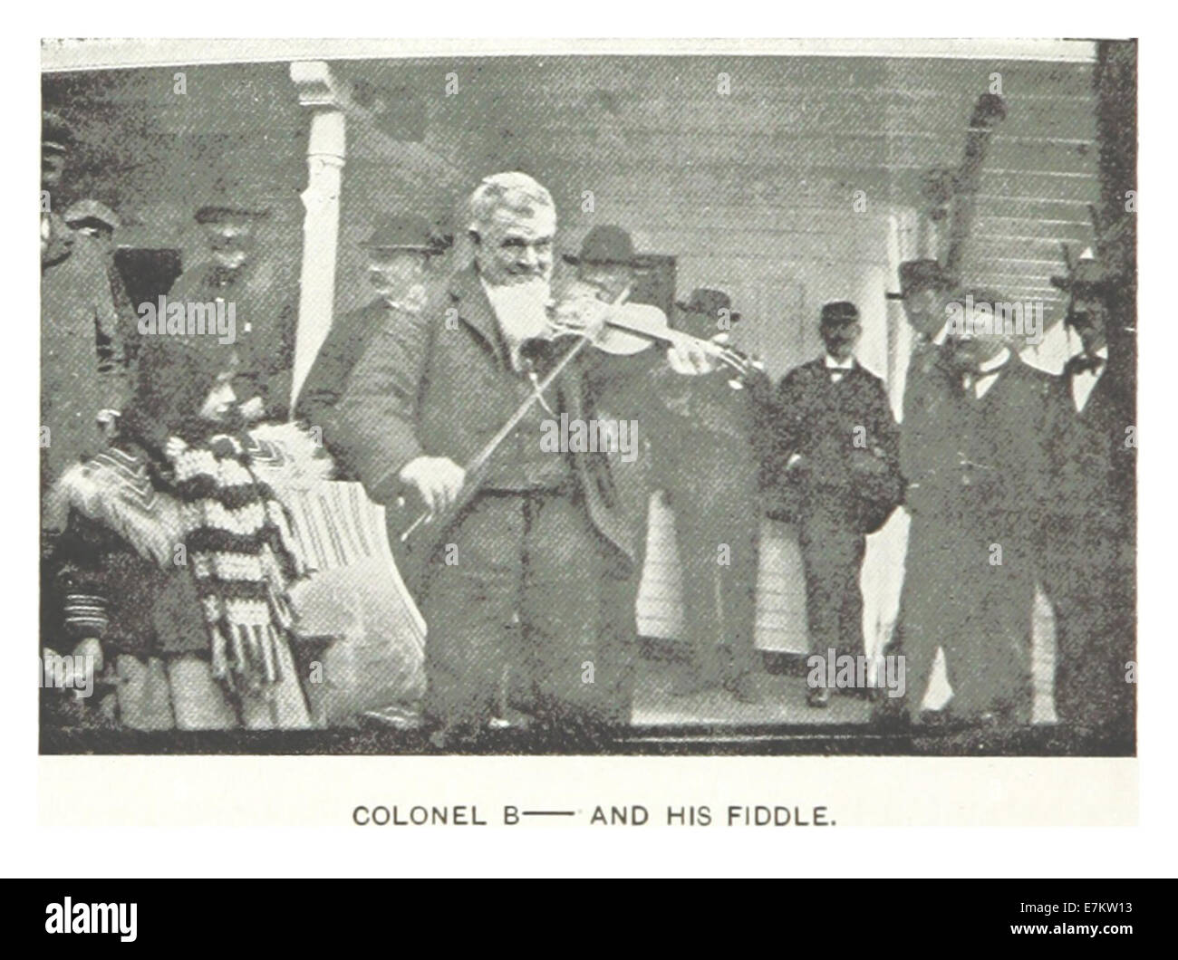 Eine Illustration von Hitchcock aus dem Jahr 1899, die Colonel B. mit seiner Geige zeigt, die möglicherweise einen Moment in der amerikanischen Geschichte oder im kulturellen Leben widerspiegelt. Stockfoto