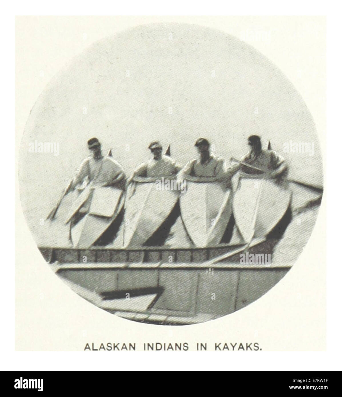 Diese 1899 von Hitchcock gefertigte Illustration zeigt die Indianer Alaskas, die in Kajaks navigieren. Das Bild fängt den traditionellen Lebensstil und die Transportmethoden der indigenen Völker Alaskas ein und betont ihre Verbindung zur Umwelt. Stockfoto
