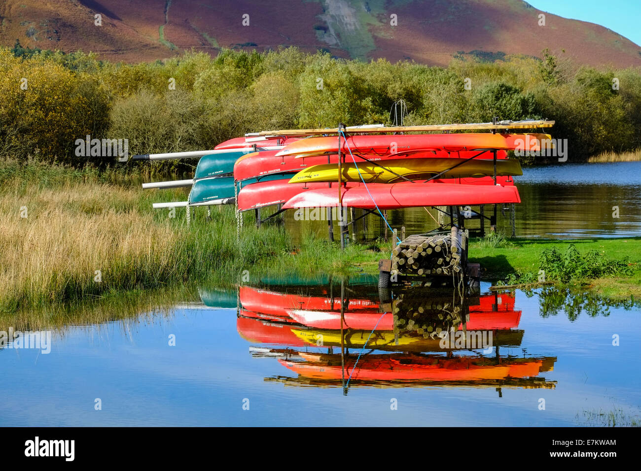 Ruderboote Reflexionen am Derwent Water in Cumbria Stockfoto