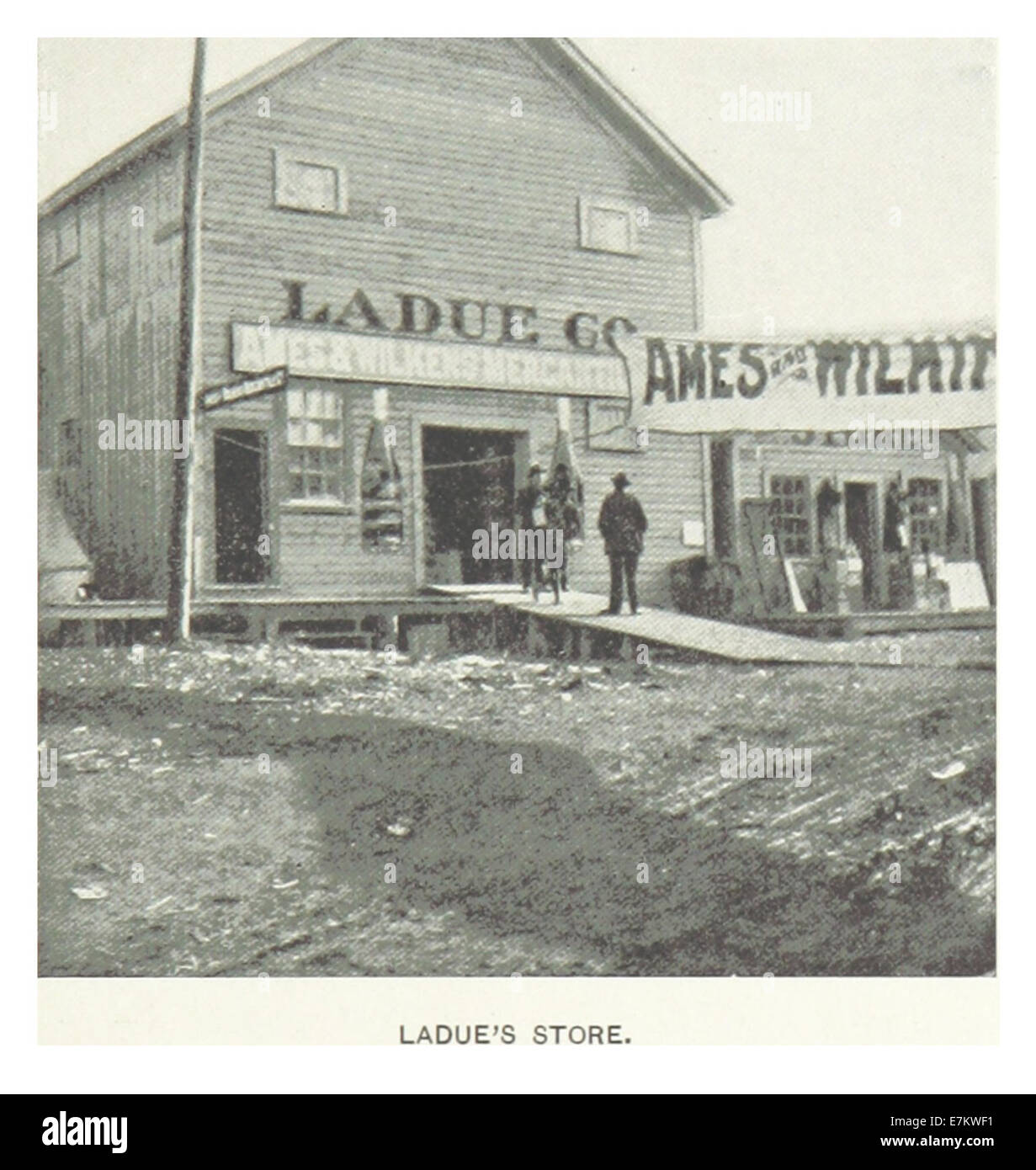 Diese 1899 von Hitchcock gefertigte Illustration zeigt Dawson, einen Ort, der mit LaDue's Store in Verbindung steht. Das Kunstwerk bietet einen Einblick in die historische Handelslandschaft in dieser Region und erfasst die Architektur und Umgebung der Zeit. Stockfoto