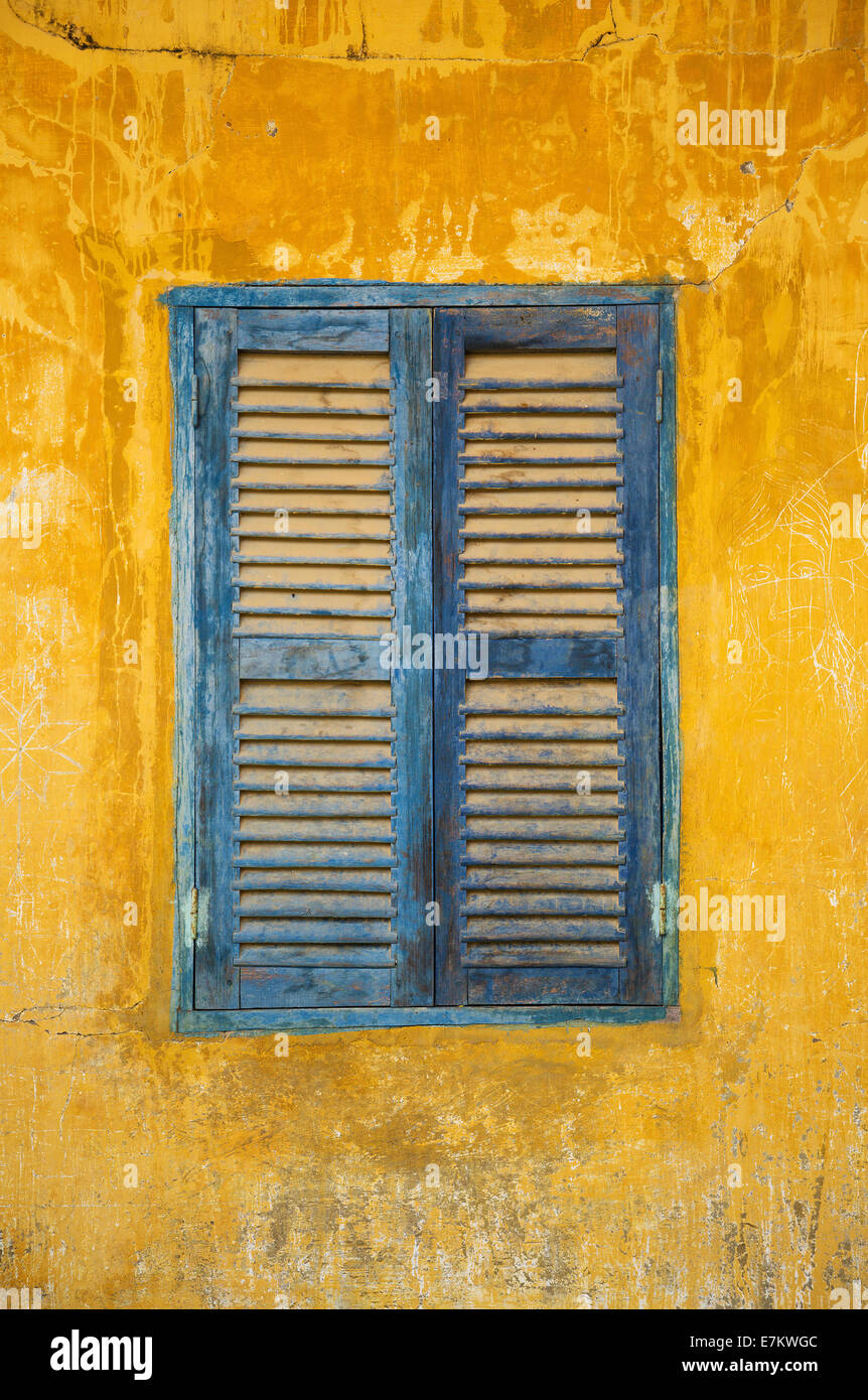 alten verblichenen blauen und gelben rustikale Fensterdetail Stockfoto