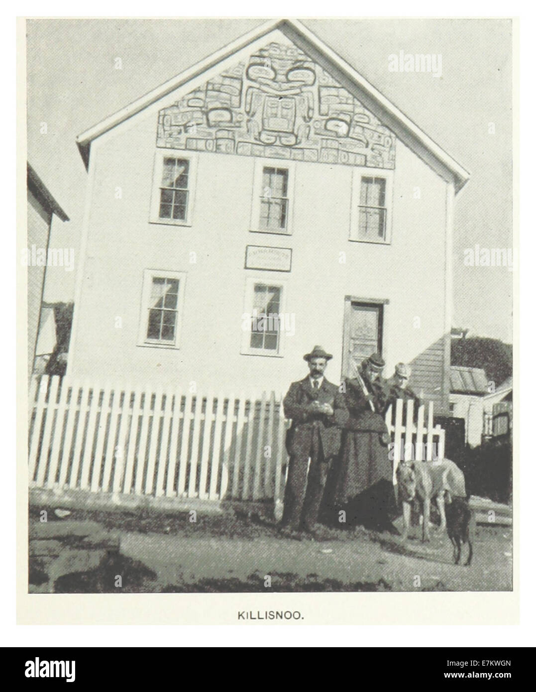 Diese 1899 von Hitchcock gefertigte Illustration zeigt Killisnoo, einen Ort in Alaska, der Einblicke in die damalige natürliche und soziale Umgebung der Region bietet. Stockfoto