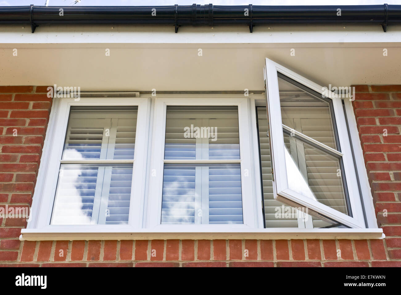 Eine moderne Doppel verglaste Fenster legen Sie in einem Haus Stockfoto