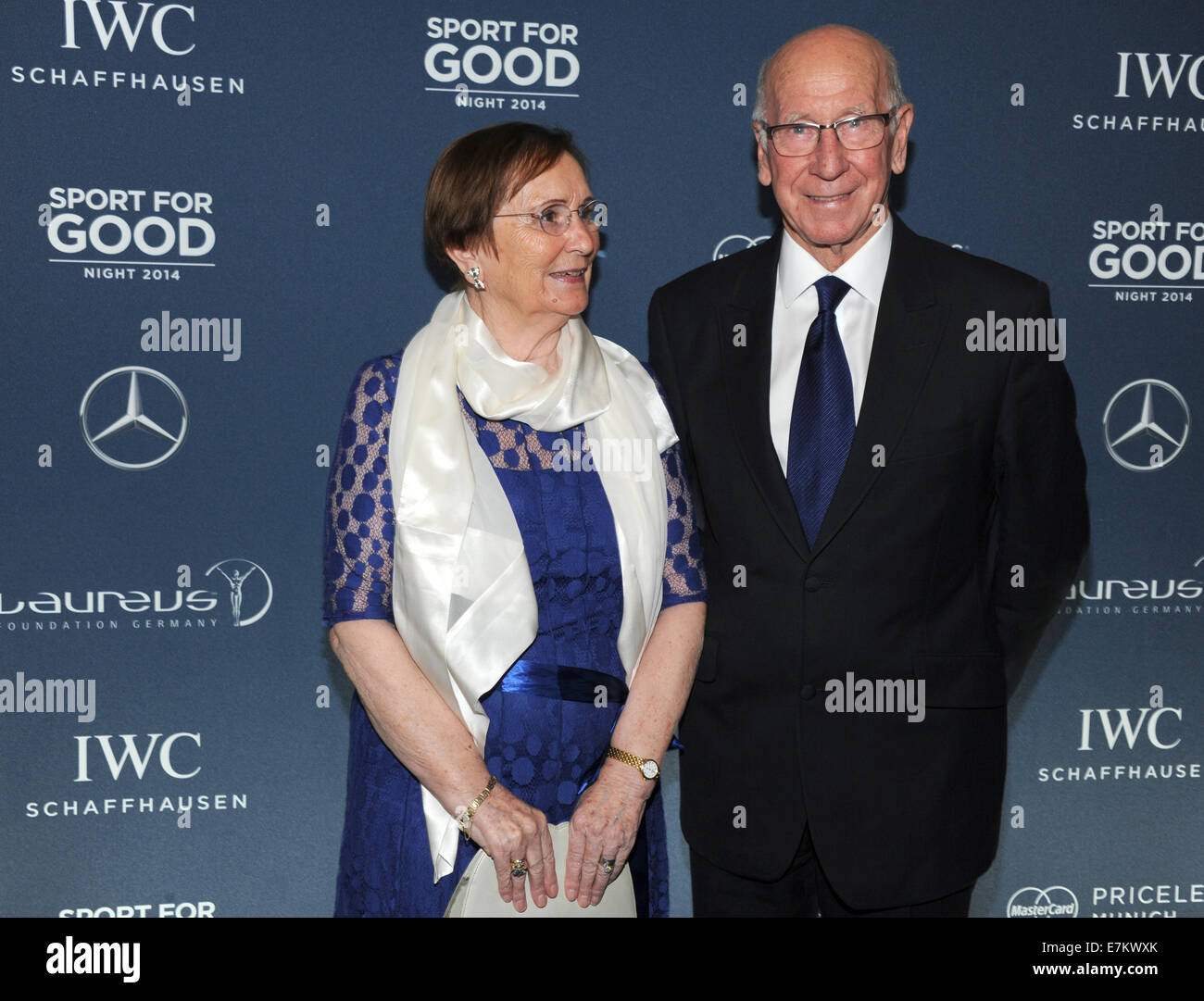 Ehemaliger englischer Fußballspieler Sir Bobby Charlton und seine Frau Norma angekommen für die Benefiz-Gala am Wochenende "Laureus für gute" Bayerischer Hof in München, 19. September 2014. Das gespendete Geld wird die Sport-Projekte der Laureus Sport for Good Foundation Deutschland gegeben. Foto: Ursula Düren/dpa Stockfoto