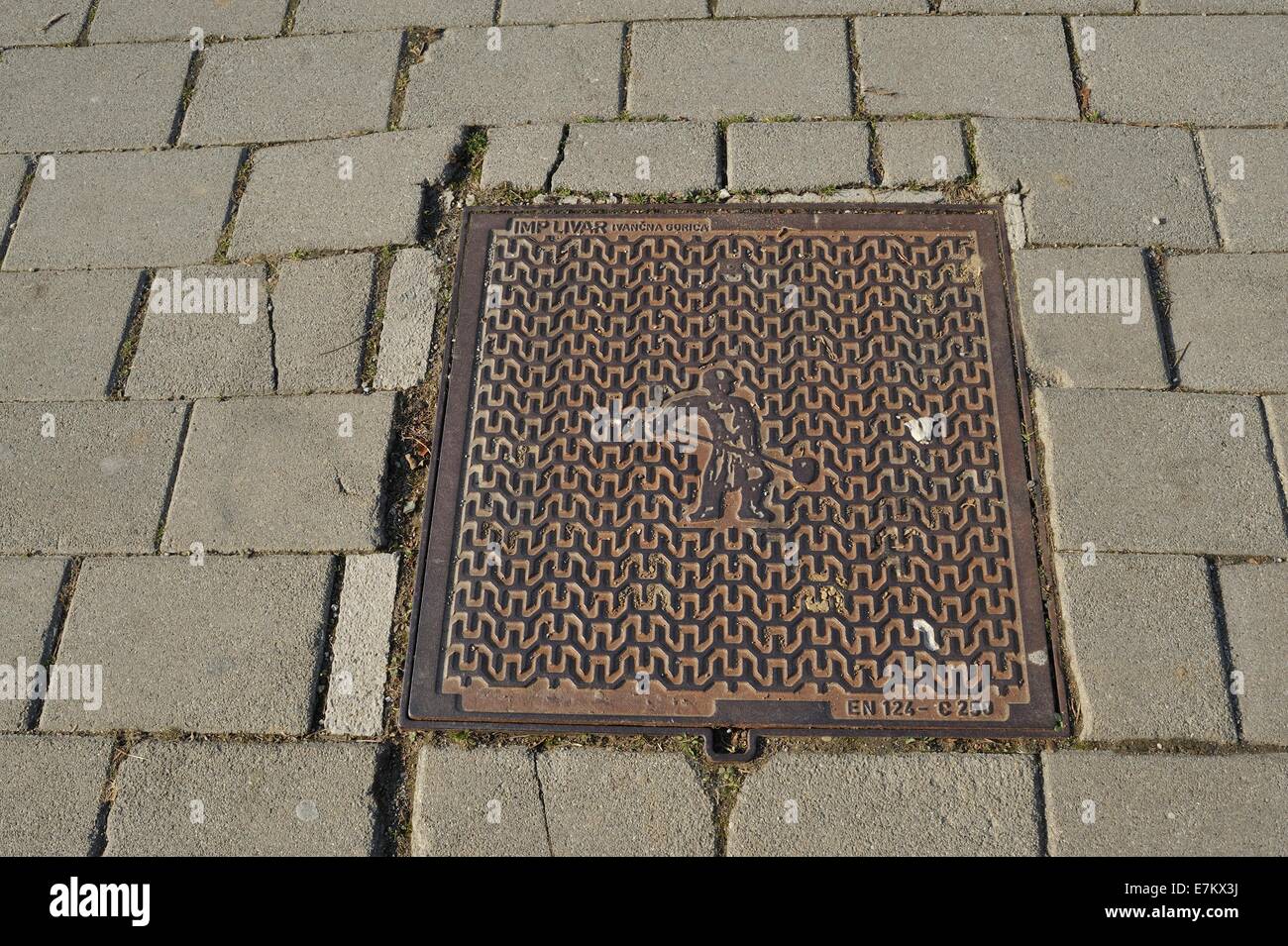 Kanalisation-System-Einsteigeloch-Abdeckung mit gravierten Arbeiter Maribor Slowenien Stockfoto