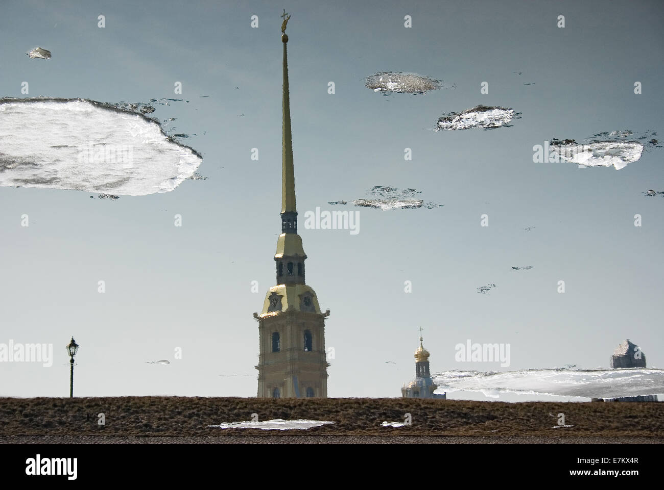 Eiswolken. Eisblöcke schwimmt auf dem Wasser des Neva Flusses mit den Überlegungen von Piter & Poul-Festung in St. Petersburg Stockfoto
