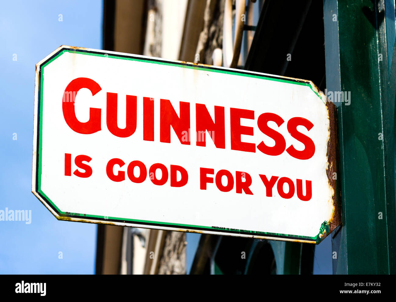 Guinnes ist gut, denn Sie melden Sie vor einem Pub in Kenmare, County Kerry, Irland Stockfoto