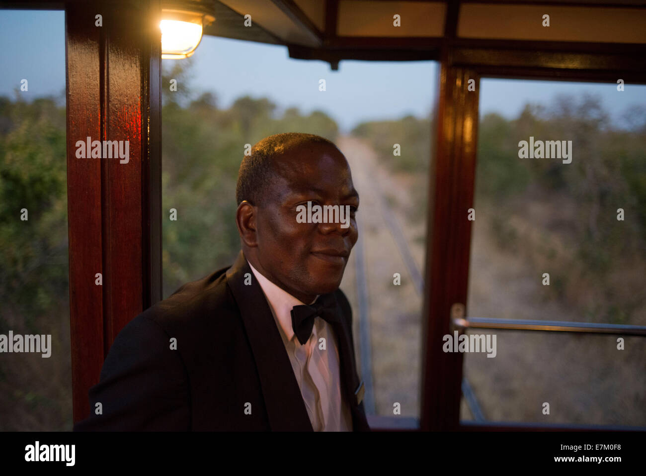 Eines der Eisenbahner von Livingstone Express Luxuszug. Gehobene Küche wird neu definiert, wenn der Veranstaltungsort der Speisewagen des ist Stockfoto