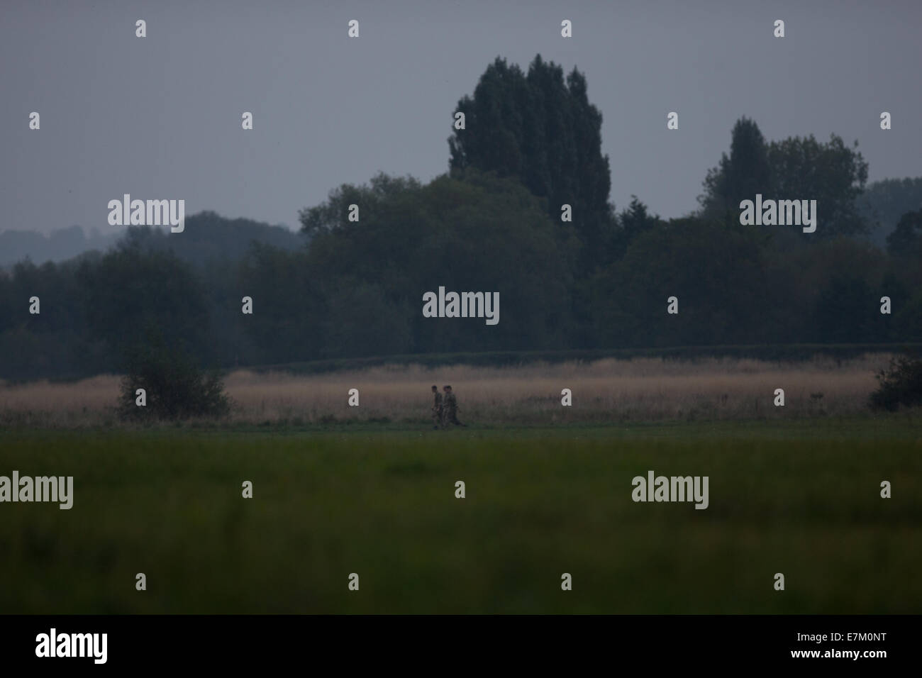 Gemeinsame, Newport Pagnell, Milton Keynes, Bucks, UK zu begraben. 20. September 2014. Eine kontrollierte Explosion ist auf gemeinsamen begraben in einem zugehörigen Munition Vorfall durchgeführt. Bombe Beseitigung Offiziere aus der Royal Logistic Corps zurück zum Bereich kontrollierte Explosion nach einer Detonation auf begraben Common, Newport Pagnell, den Bereich zu überprüfen. Bildnachweis: Chris Yates/Alamy Live-Nachrichten Stockfoto