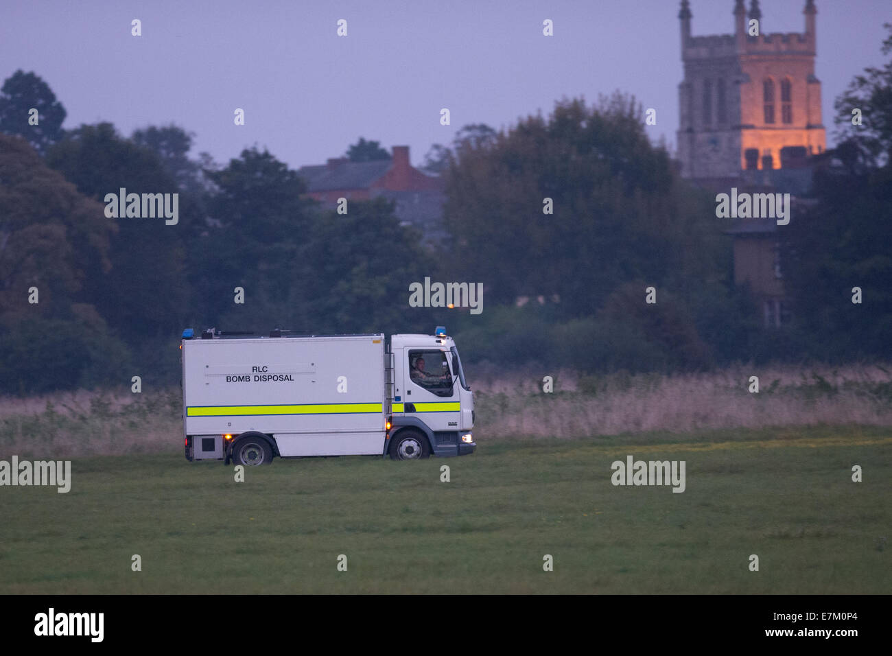 Gemeinsame, Newport Pagnell, Milton Keynes, Bucks, UK zu begraben. 20. September 2014. Eine kontrollierte Explosion ist auf gemeinsamen begraben in einem zugehörigen Munition Vorfall durchgeführt. Das Royal Logistic Corps Bombe Entsorgung Team verlassen begraben üblich, Newport Pagnell nach einer erfolgreichen Detonation von der Munition. Bildnachweis: Chris Yates/Alamy Live-Nachrichten Stockfoto