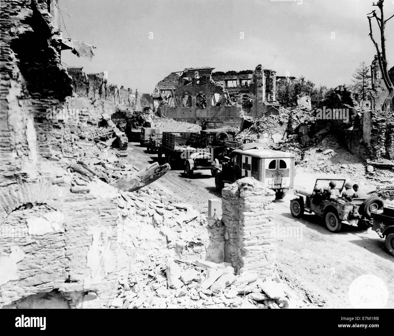 Militärkonvoi durch Saint-Lo Stockfoto