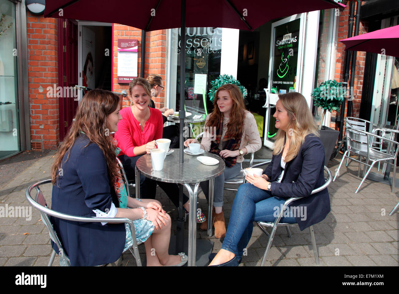 Vier junge Ärztinnen und Ärzte treffen sich zum Mittagessen in Swantons Gourmet-Essen in Lisburn Road. Stockfoto