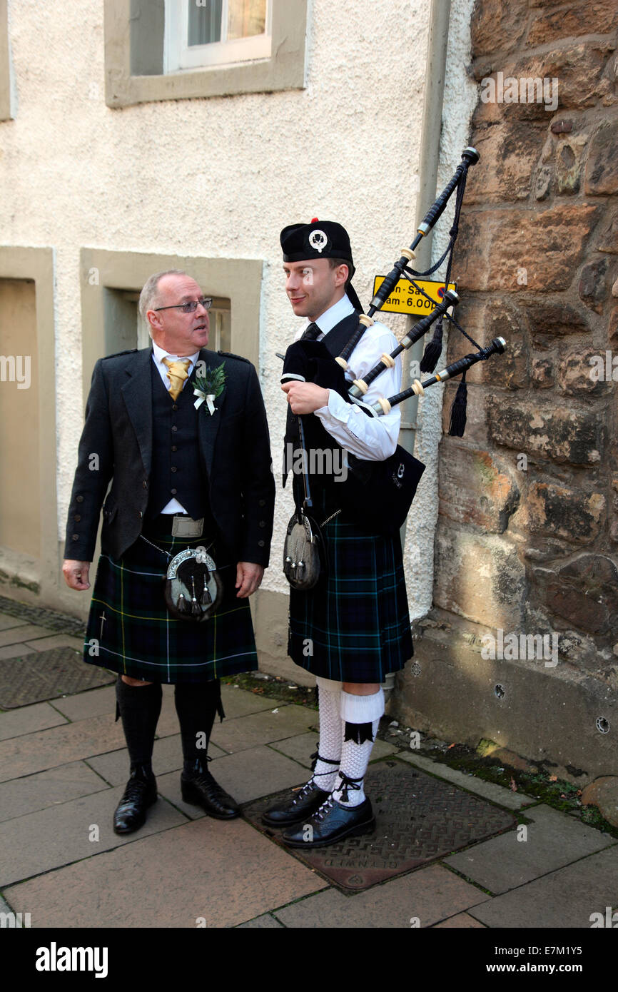 Schottische Vater der Braut mit Piper in Linlithgow. Stockfoto