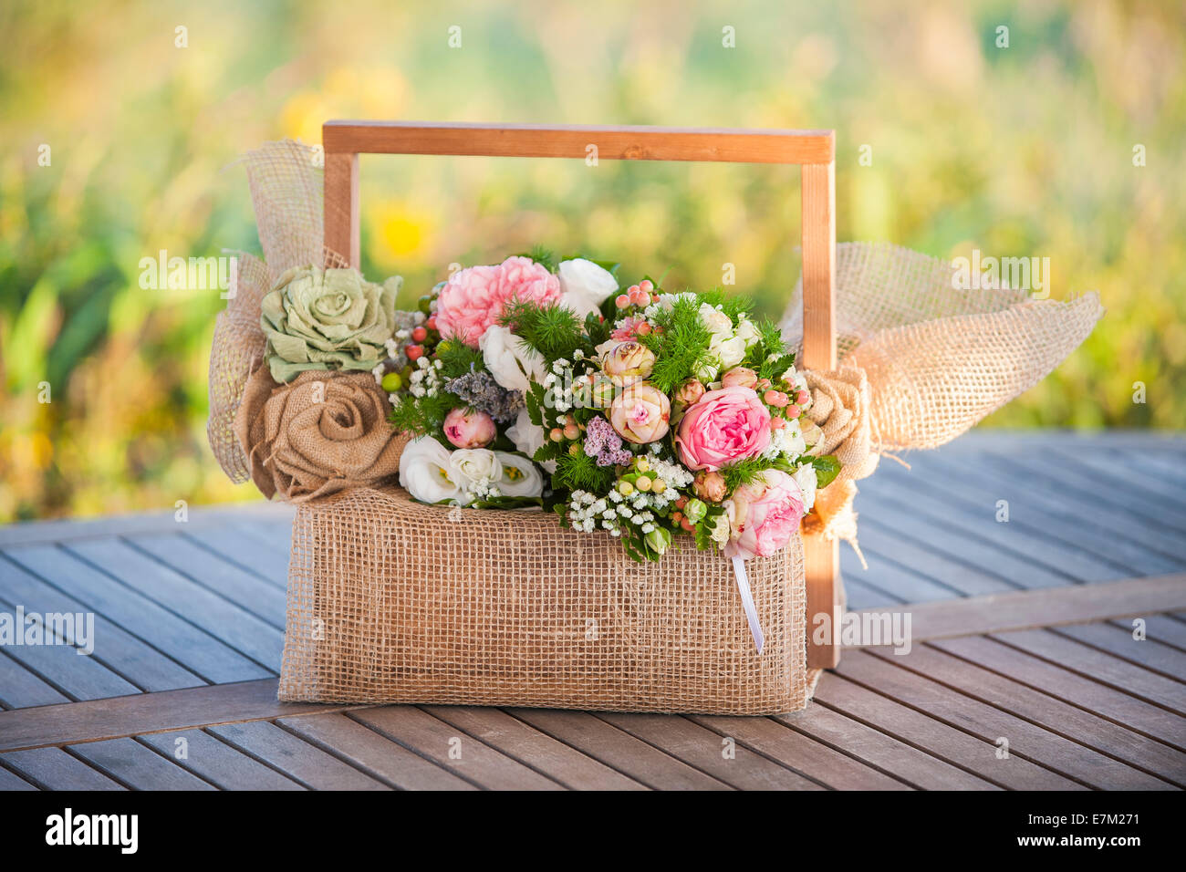 Eine Komposition aus frischen und bunten Blumen für ein Land und eine romantische Hochzeit in Umbrien, Italien. Stockfoto