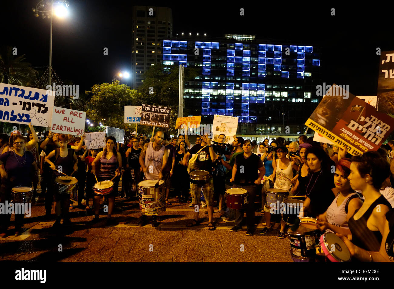 Menschen, die am 20. September 2014 an einer Kundgebung für Tierrechte auf dem Rabin-Platz, Tel Aviv, Israel, teilnehmen. Demonstranten halten Schilder hoch, die Tiertransporte nach Israel für Schlachtung und Tierversuche anprangern. Stockfoto