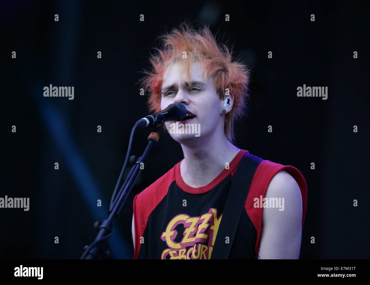 Las Vegas, NV, USA. 20. Sep, 2014. Michael Clifford, 5 Sekunden des Sommers in Anwesenheit für 2014 iHeartRadio Music Festival Village, The Lot, Las Vegas, NV 20. September 2014. Bildnachweis: James Atoa/Everett Collection/Alamy Live-Nachrichten Stockfoto Las Vegas, NV, USA. 20. Sep, 2014. Michael Clifford, 5 Sekunden des Sommers in Anwesenheit für 2014 iHeartRadio Music Festival Village, The Lot, Las Vegas, NV 20. September 2014. Bildnachweis: James Atoa/Everett Collection/Alamy Live-Nachrichten Stockfoto