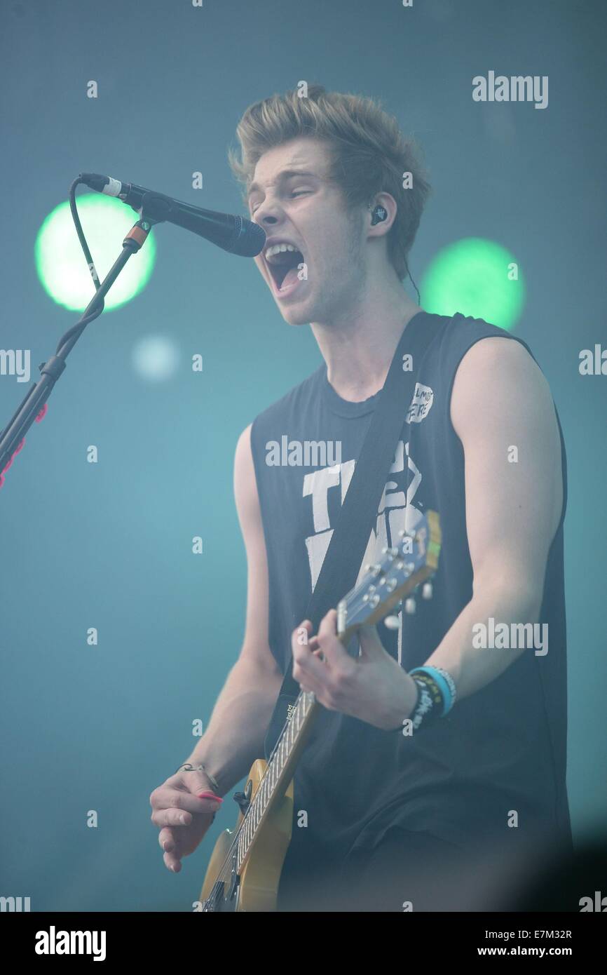 Las Vegas, NV, USA. 20. Sep, 2014. Luke Hemmings, 5 Sekunden des Sommers in Anwesenheit für 2014 iHeartRadio Music Festival Village, The Lot, Las Vegas, NV 20. September 2014. Bildnachweis: James Atoa/Everett Collection/Alamy Live-Nachrichten Stockfoto Las Vegas, NV, USA. 20. Sep, 2014. Luke Hemmings, 5 Sekunden des Sommers in Anwesenheit für 2014 iHeartRadio Music Festival Village, The Lot, Las Vegas, NV 20. September 2014. Bildnachweis: James Atoa/Everett Collection/Alamy Live-Nachrichten Stockfoto