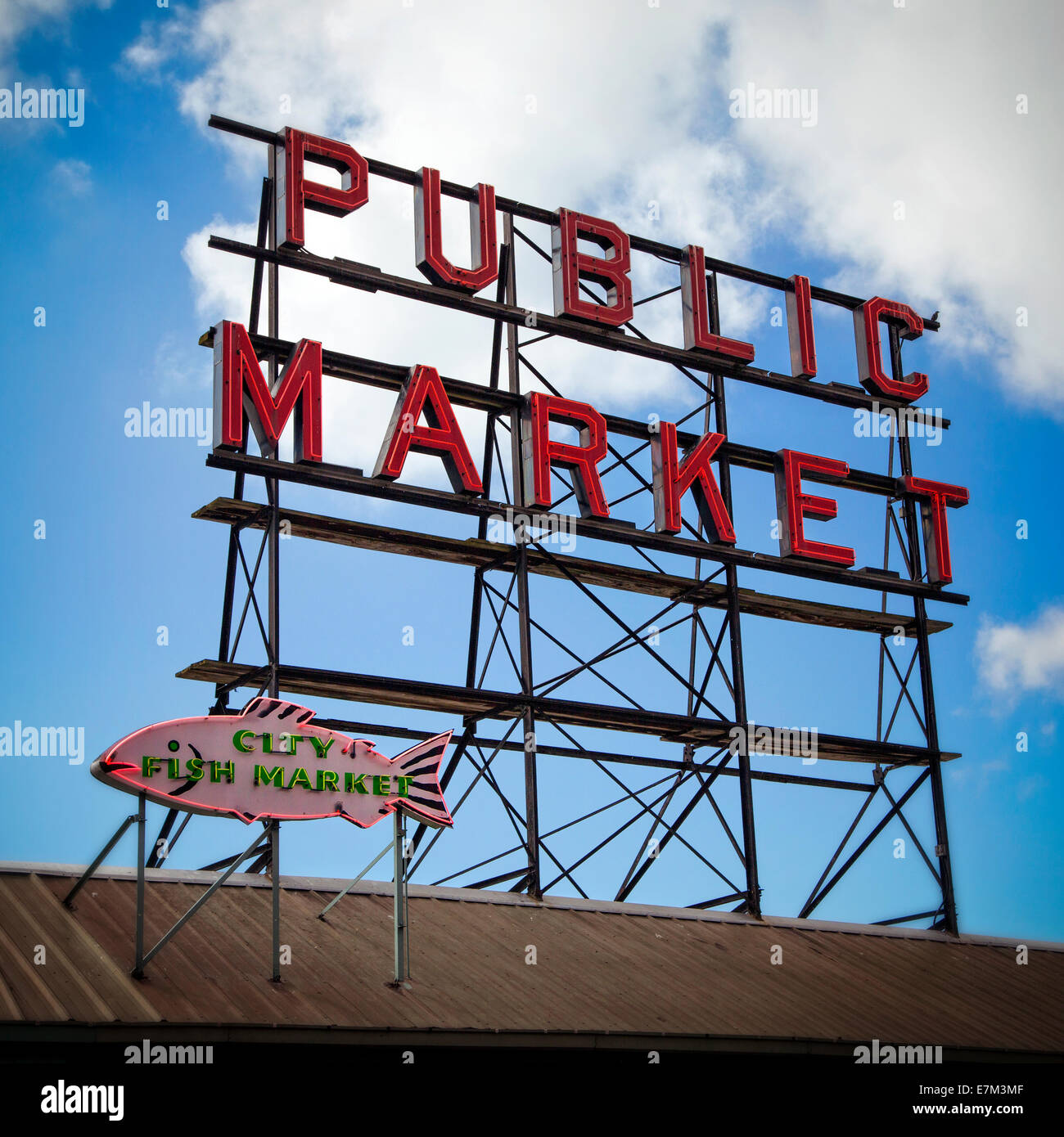 Die Pikes Market Place Zeichen von unten mit blauen Himmel und wogende Wolken Stockfoto