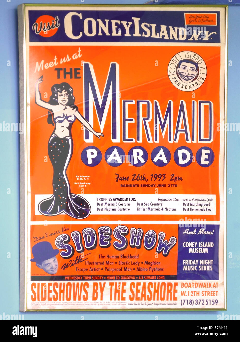 Ein altes Plakat in einem Coney Island, New York City Neuheit Shop merkt sich die jährliche Mermaid Parade auf dem berühmten Vergnügungspark. Stockfoto