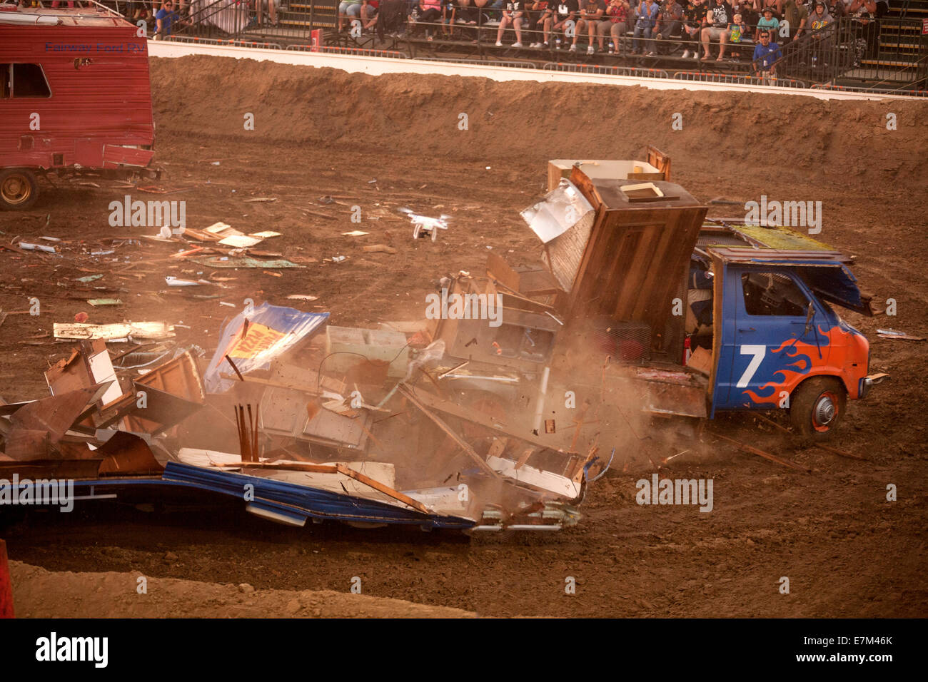 Bunt bemalte Wohnmobil zerfällt in einem Demolition Derby in der Abenddämmerung im Orange County Fair in Costa Mesa, Kalifornien. Das Objekt des Derby ist für die Fahrzeuge sich gegenseitig zu zerstören. Stockfoto