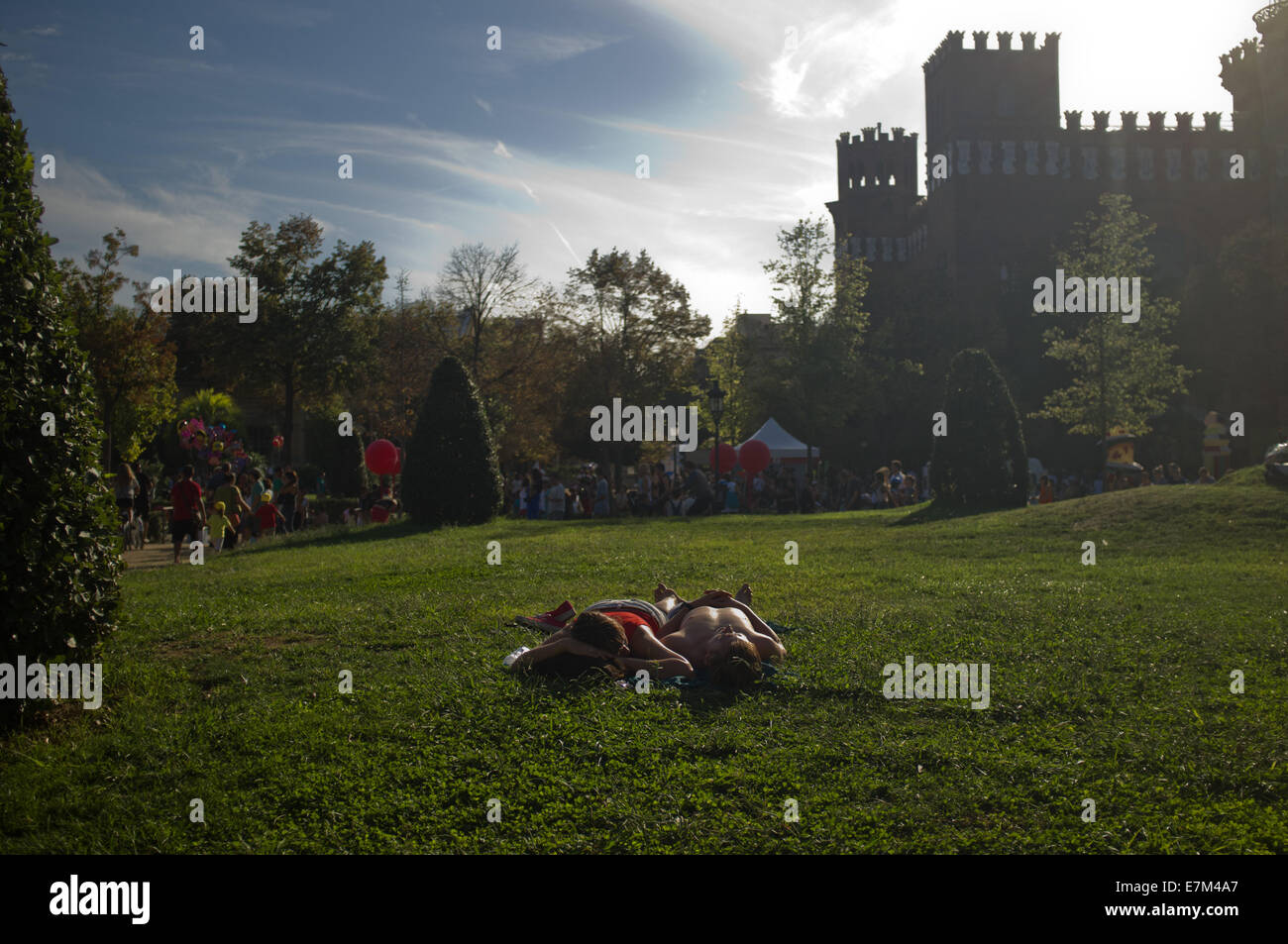 20 September 2014-Barcelona, Spanien. Ein paar machen Sie eine Pause auf dem Rasen des Parc De La Ciutadella in Barcelona während la Merce 2014 Hauptfestival der Stadt. Stockfoto