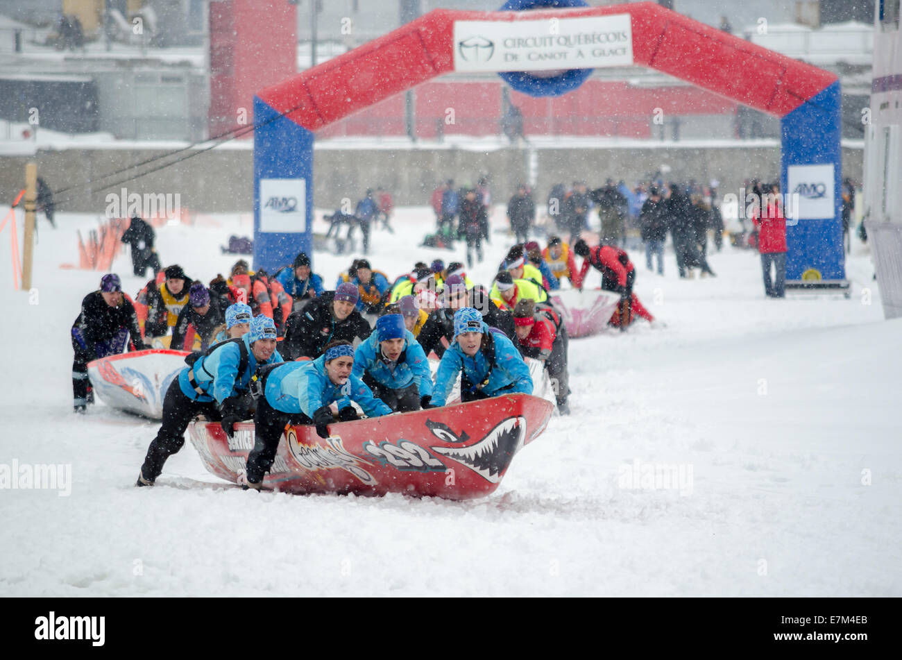 MONTREAL - Februar 23: George V Team nach dem Start des Rennens am Montreal Eis Kanu Challenge Stockfoto