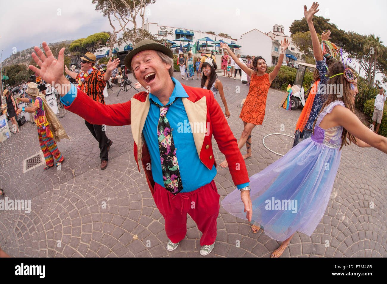 Bunt kostümierte Teilnehmer in Laguna Beach, CA, Outdoor-Musik Festival Tanz im Kreis. Stockfoto