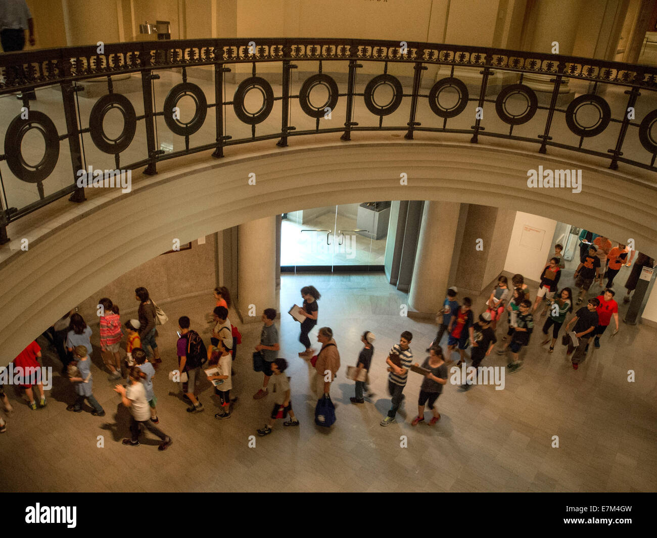 Eine jüdische Schule Reisegruppe führt durch die Rotunde des Boston Museum of Fine Arts. Stockfoto