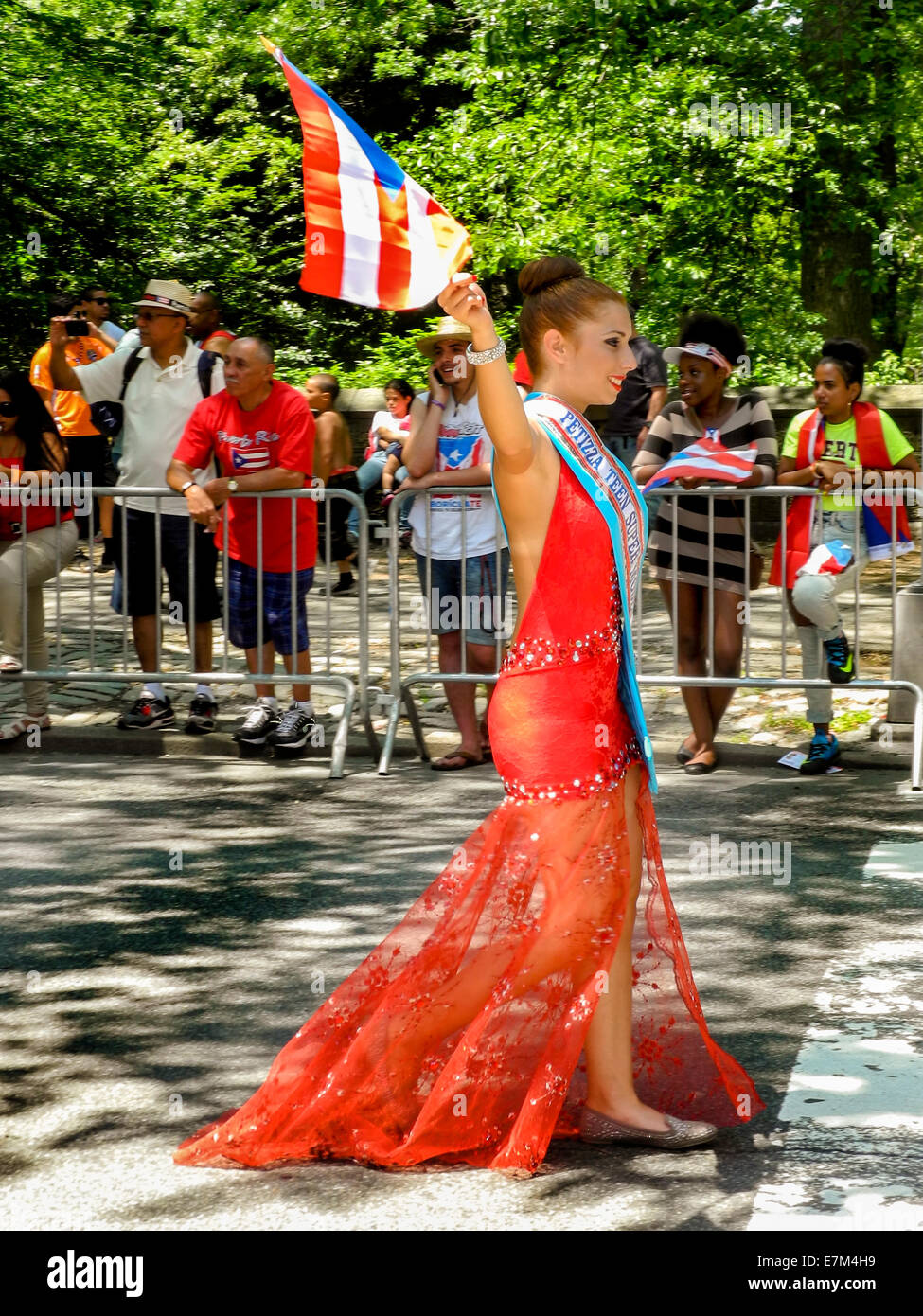 Eine traditionell gekleidete junge Dame marschiert stolz auf der Fifth Avenue in New York Puerto Rican Tagesparade an einem Frühlingstag in Manhattan, New York City. Beachten Sie Puerto-Ricanischen Flagge. Stockfoto