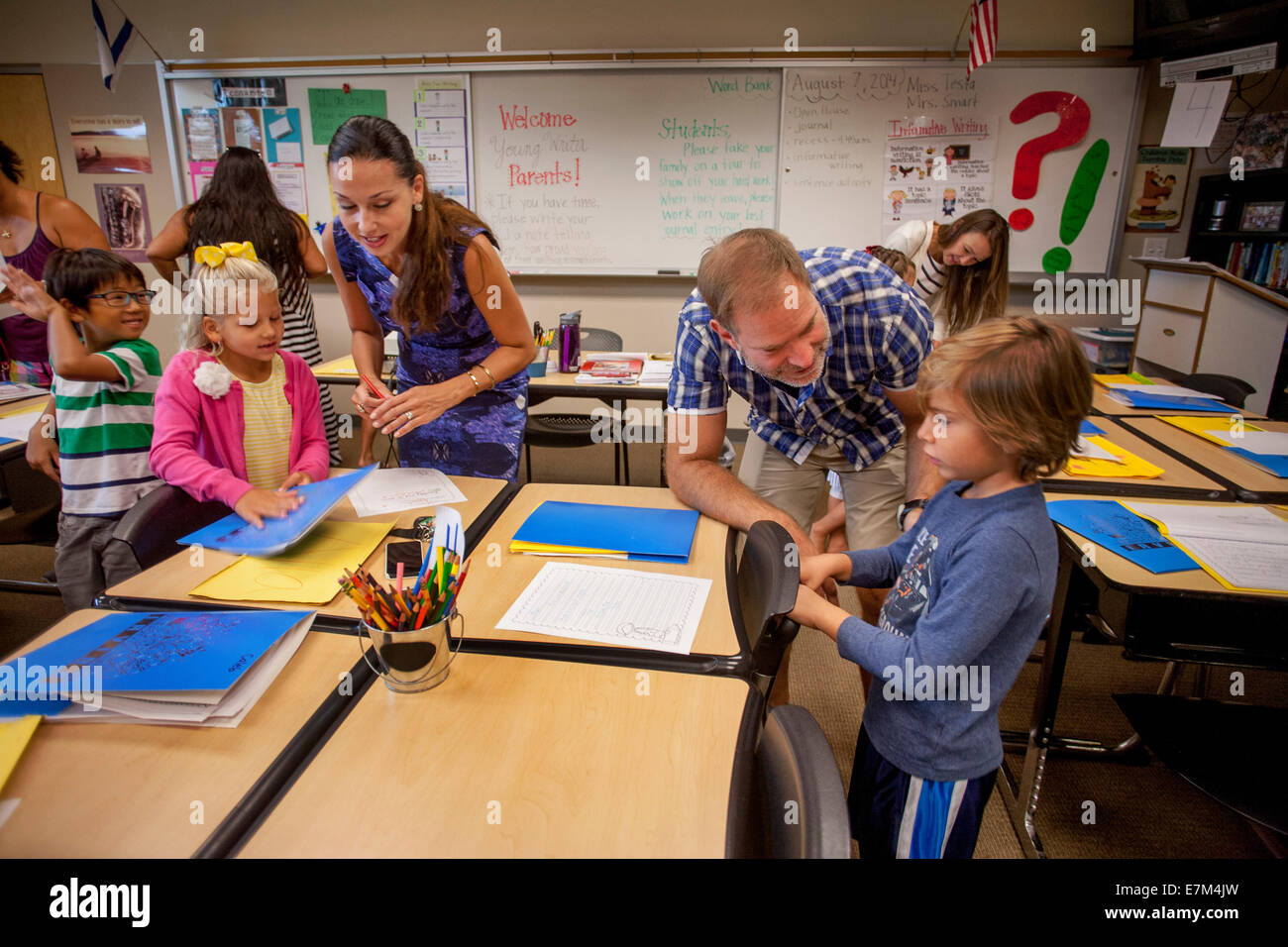Eltern sehen ihre Kinder Klassenarbeiten am Eltern-Tag an einer Grundschule in Irvine, CA. Hinweis auf Tafel willkommen. Stockfoto