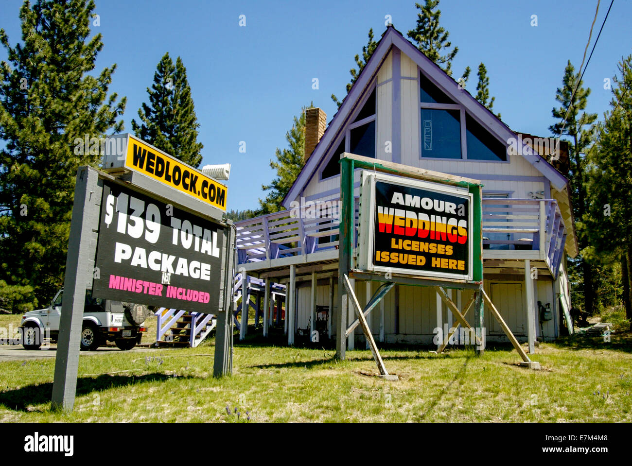 Eine praktischer Hochzeitskapelle wirbt für seine Dienste in Emerald Bay, CA. Stockfoto
