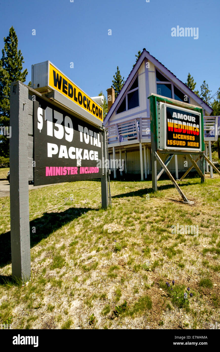Eine praktischer Hochzeitskapelle wirbt für seine Dienste in Emerald Bay, CA. Stockfoto