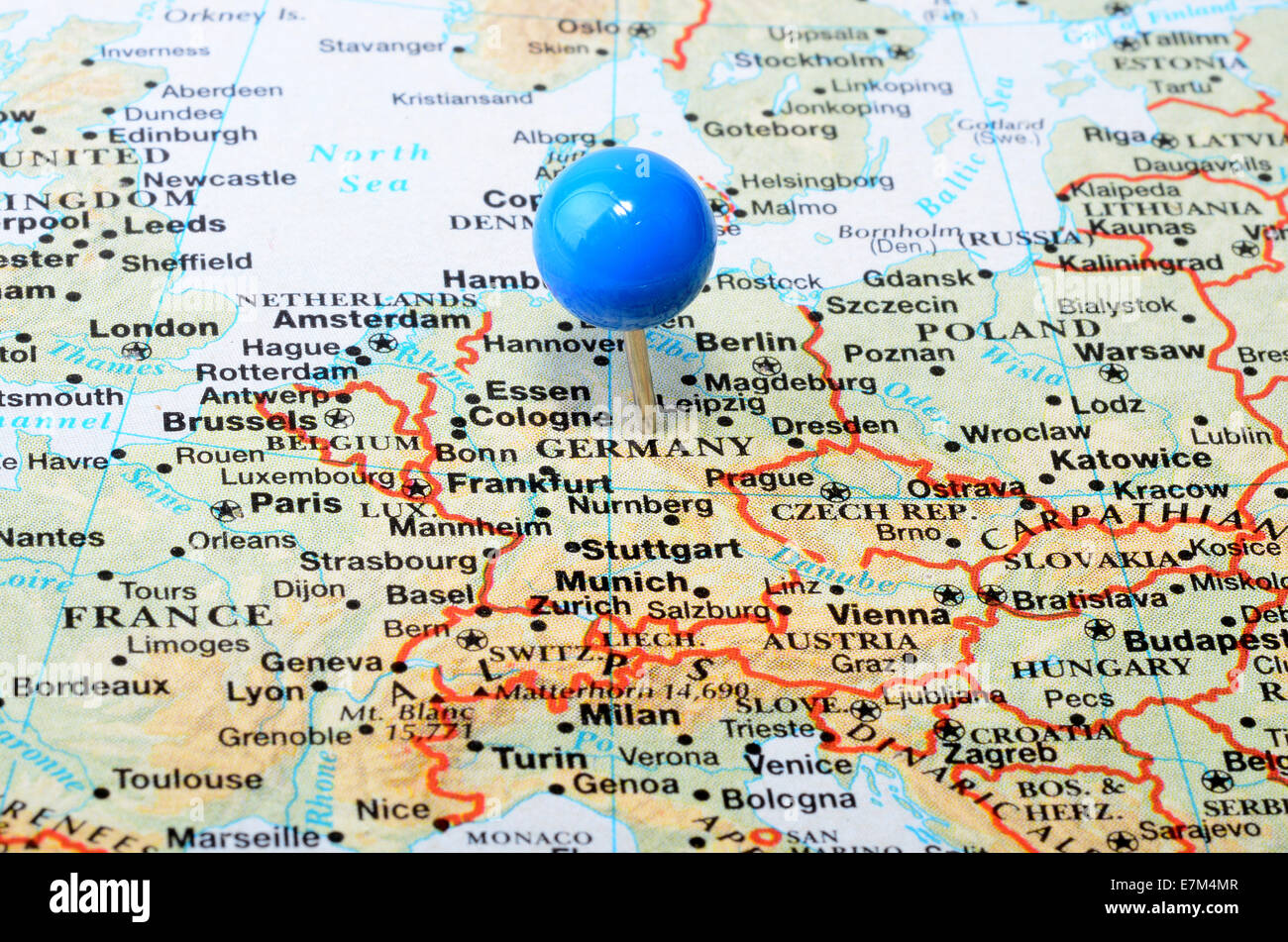 Karte von Europa zeigt Deutschland mit einem blauen Stift Stockfoto