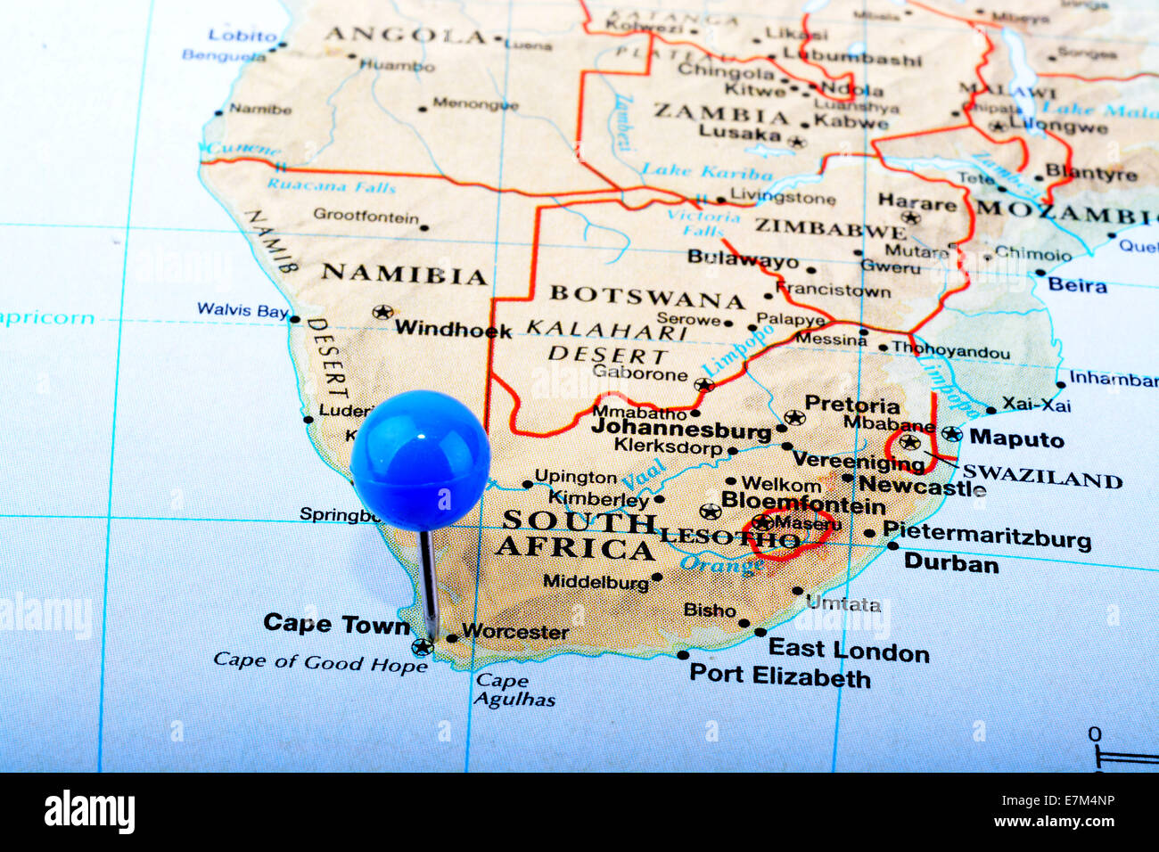 Makroaufnahme der Karte von Südafrika mit einem blauen Heften nach Kapstadt Stockfoto