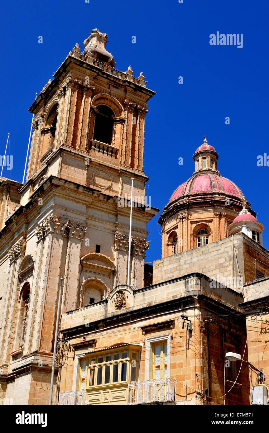 typisches Dorf Kirche und der Glockenturm Turm in Malta Stockfoto