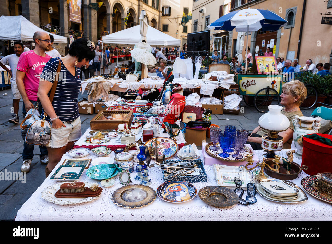 Flohmarkt in Cortona, Toskana, Italien. Stockfoto