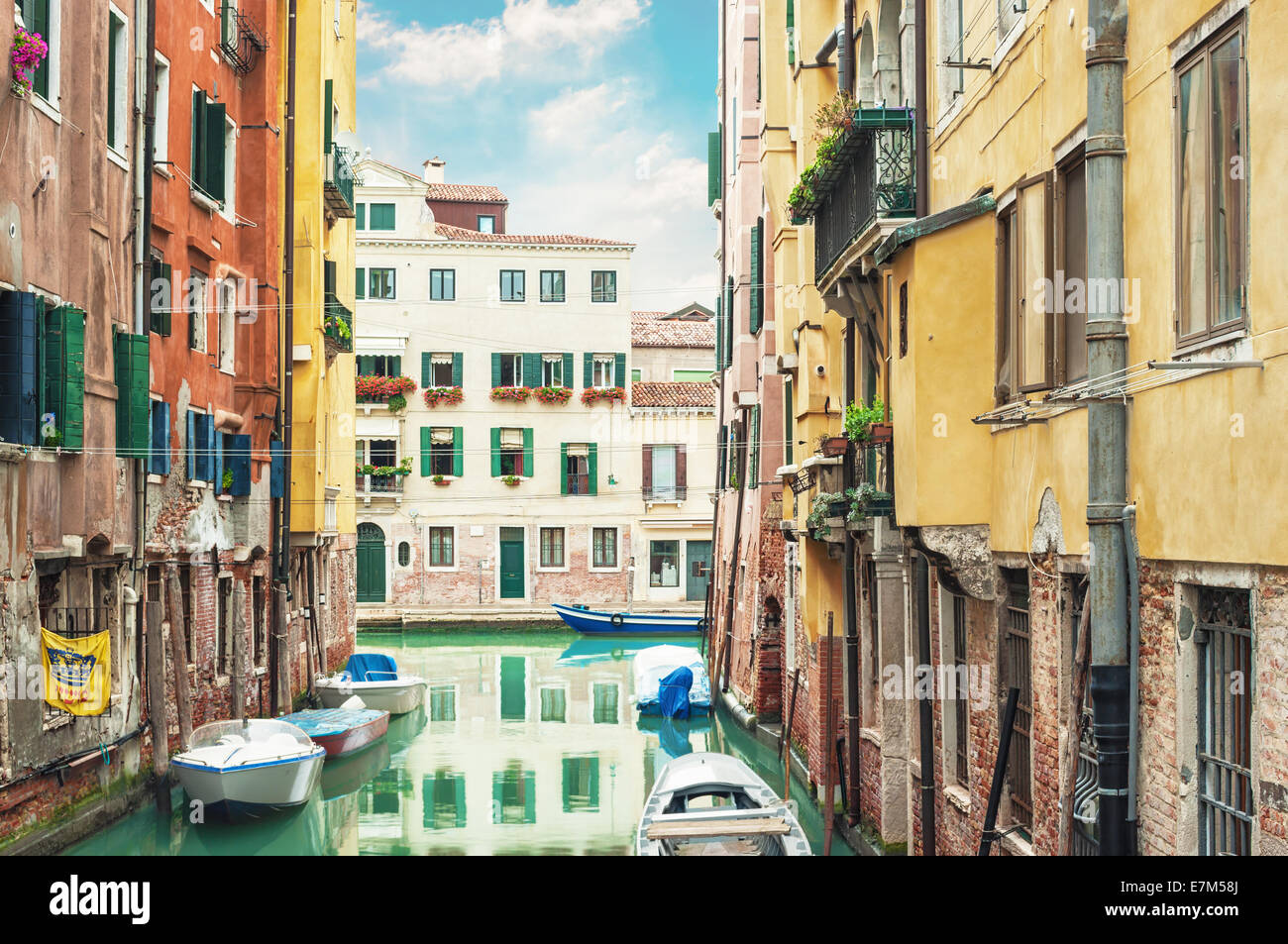 Schmalen venezianischen Kanal im Stadtteil Cannaregio in Venedig. Stockfoto