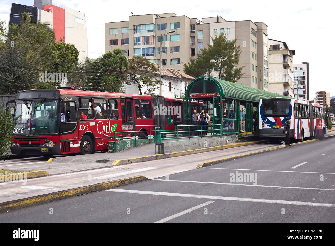 Eine Bushaltestelle der Ecovia Linie Halt an Manuela Canizares auf 6 de Diciembre Avenue in Quito, Ecuador Stockfoto