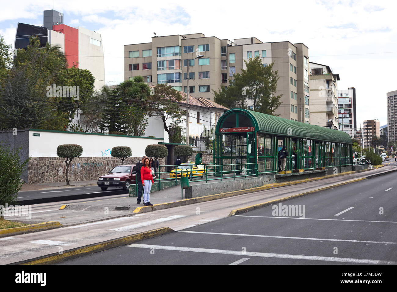 Ecovia Bushaltestelle Manuela Canizares auf 6 de Diciembre Avenue in Quito, Ecuador Stockfoto