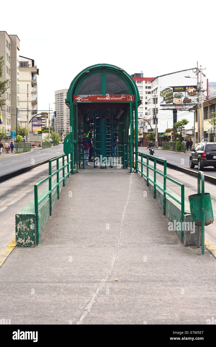 Die Ausfahrt der Ecovia Bushaltestelle Manuela Canizares auf 6 de Diciembre Avenue in Quito, Ecuador Stockfoto