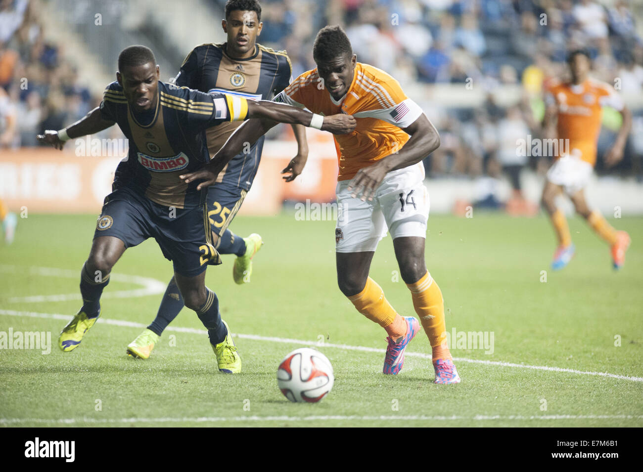 Chester, Pennsylvania, USA. 20. Sep, 2014. Philadelphia Gewerkschaften MAURICE EDU (21) kämpft Houston Dynamo JASON JOHNSON (14), wie die Seiten zu einem 0: 0 zu kämpfen im PPL Park in Chester Pa Kredit binden: Ricky Fitchett/ZUMA Draht/Alamy Live News Stockfoto