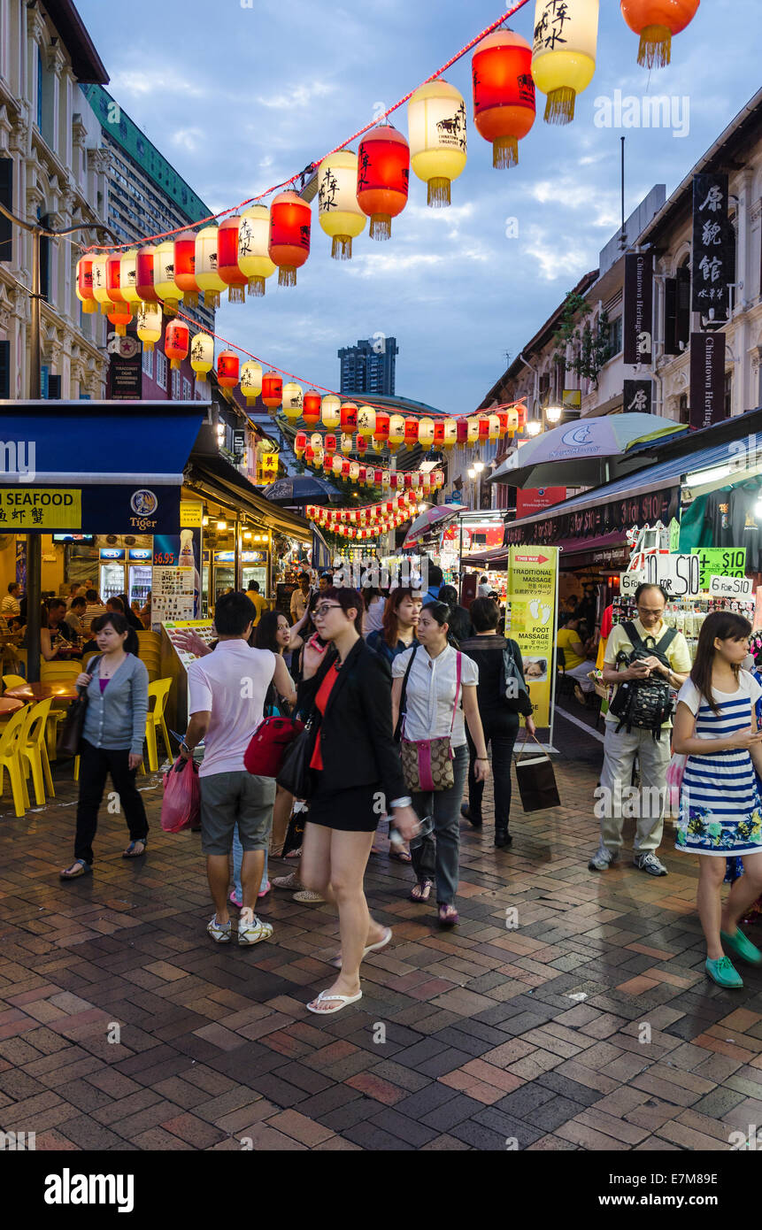 Geschäftigen Chinatown Märkte entlang Pagode St, Chinatown, Singapur Stockfoto