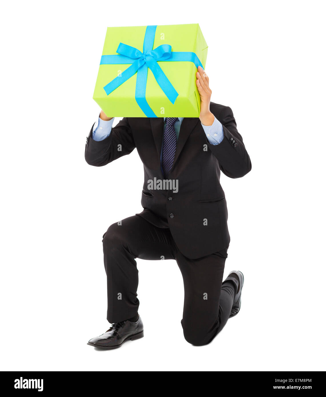 Geschäftsmann hält ein Geschenk box und kniet nieder. isoliert auf weißem  Hintergrund Stockfotografie - Alamy