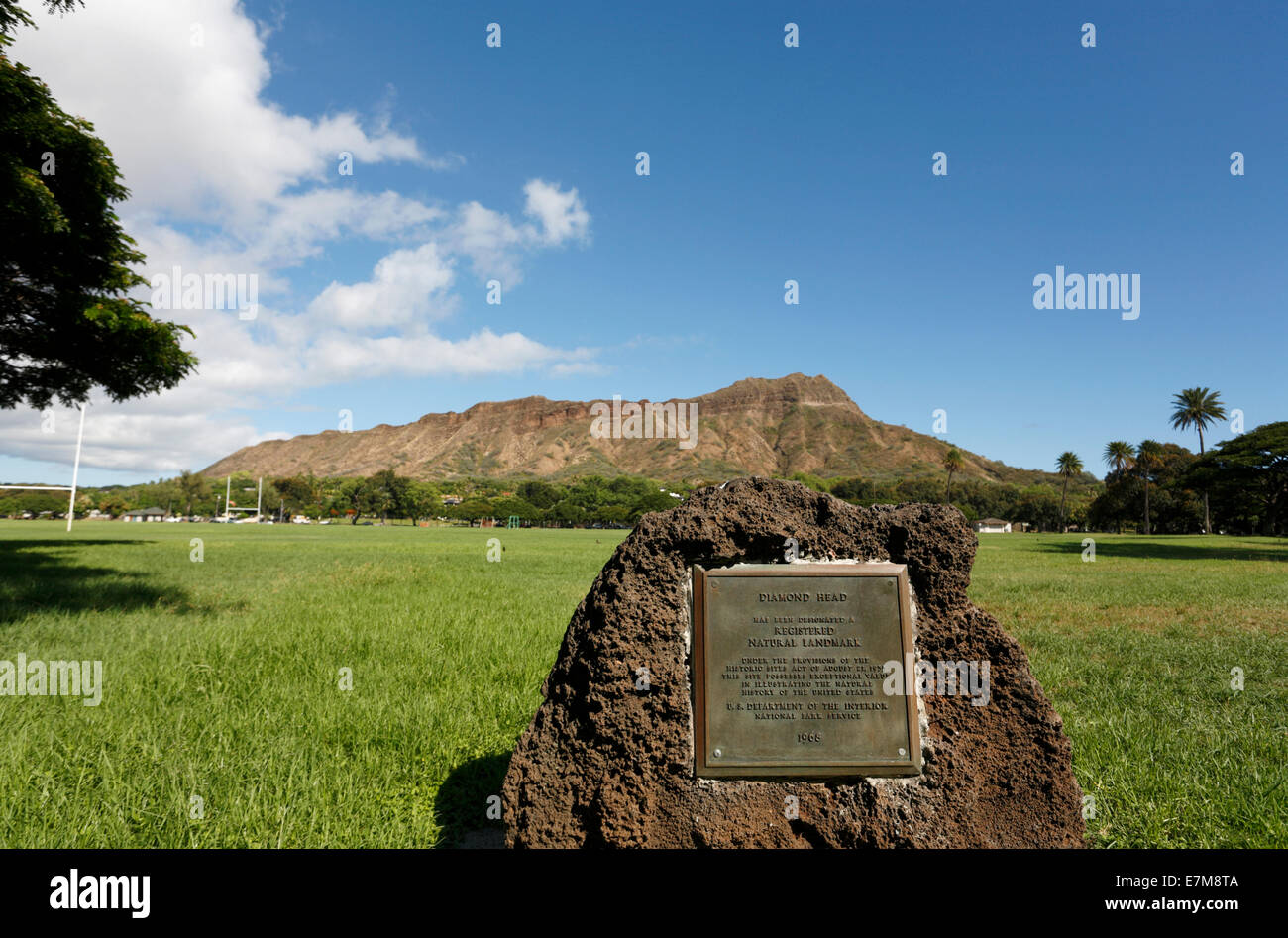 HONOLULU, HAWAII, 19. September 2014. Ein Blick auf den Berg Diamond Head und Plakette vom Kapiolani Park, Honolulu, Oahu, Hawaii. Stockfoto