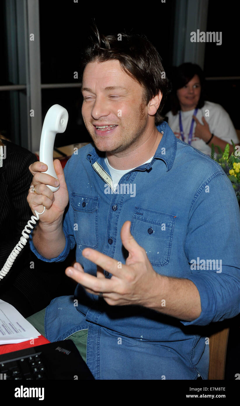 Jamie Oliver auf das Fundraising Telethon um Geld für die DEC Philippinen Taifun Relação BT Tower London auf Reihe Stockfoto
